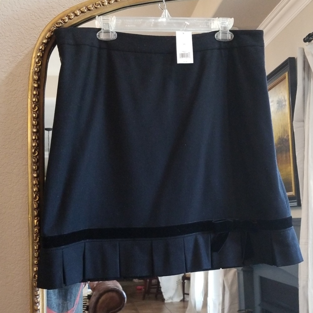 NWT Banana Republic black Wool Pleat bottom Skirt